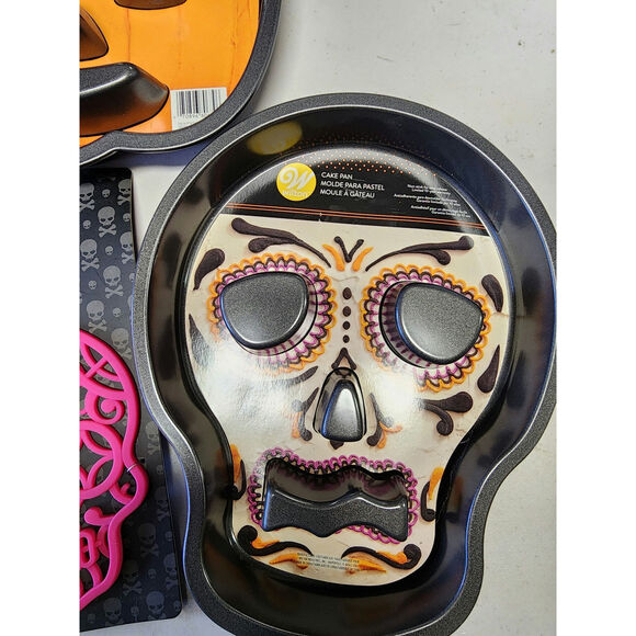 Wilton Halloween cake pans (Pumpkin and Skull) and a Trivet - Picture 1 of 3